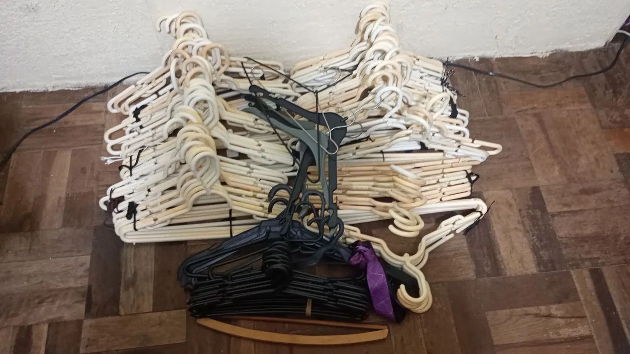 Vende 102 cabides 