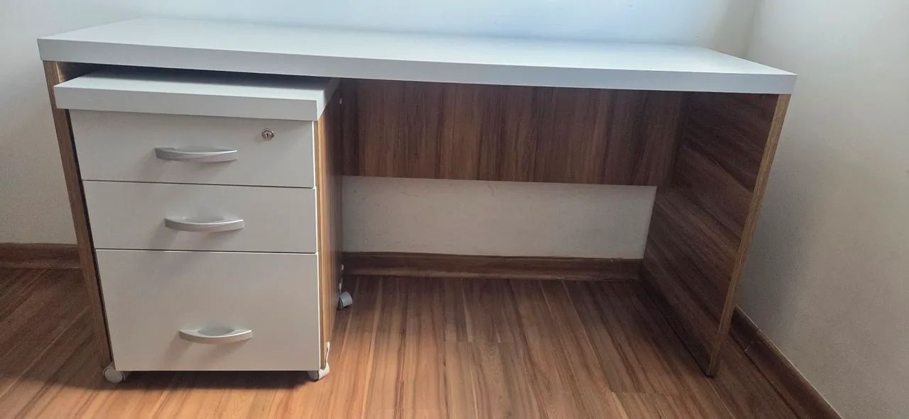 Mesa de escritório com gaveteiro