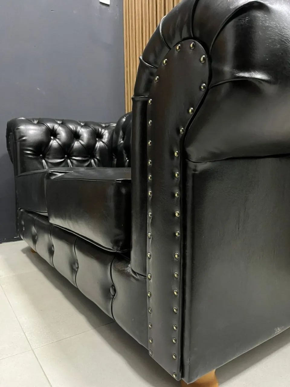 Sofá Chesterfield preto couro ecológico 2 lugares - Foto 5