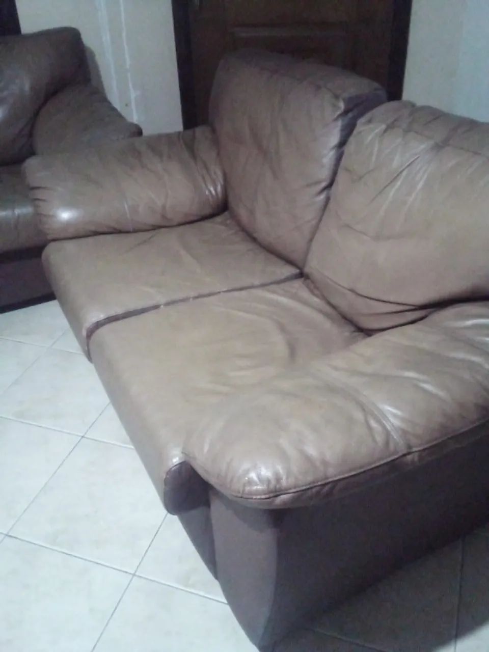 Conjunto sofás de couro - Foto 3