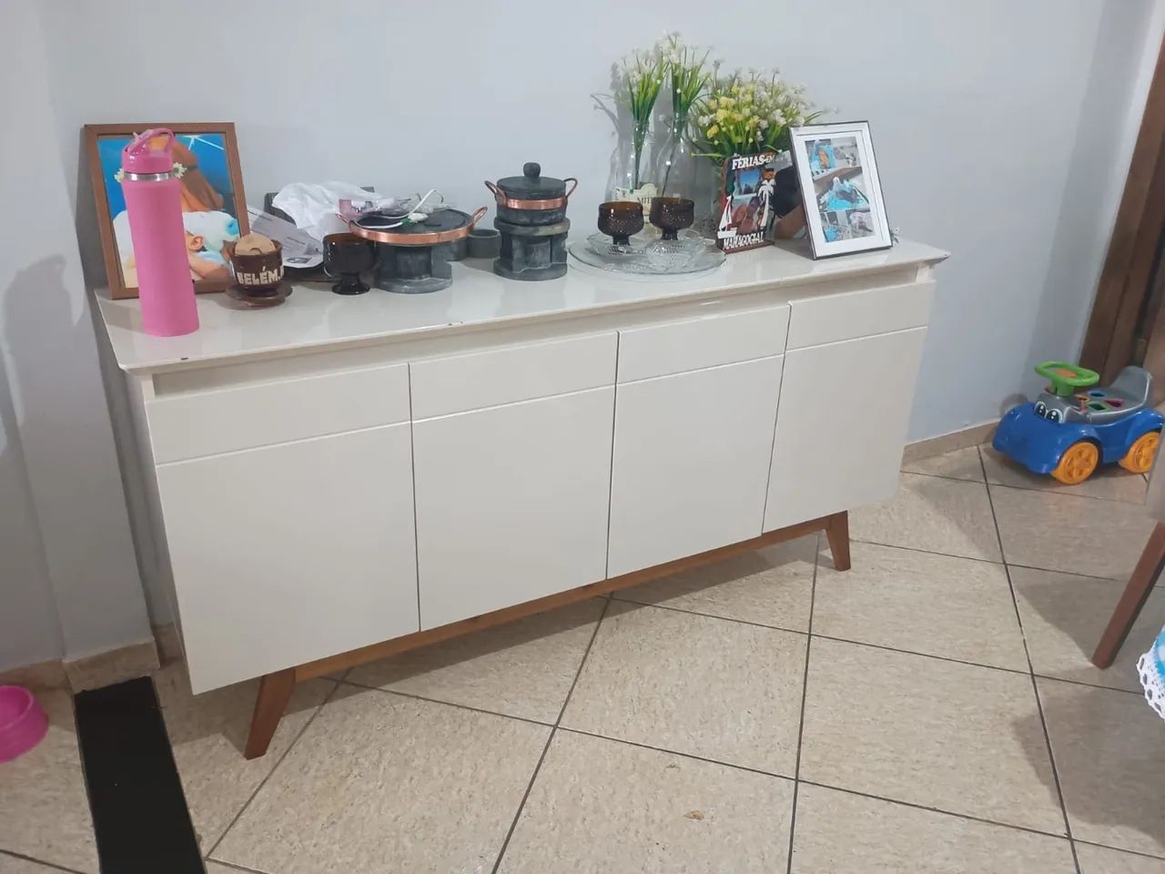 Buffet de madeira laqueado 