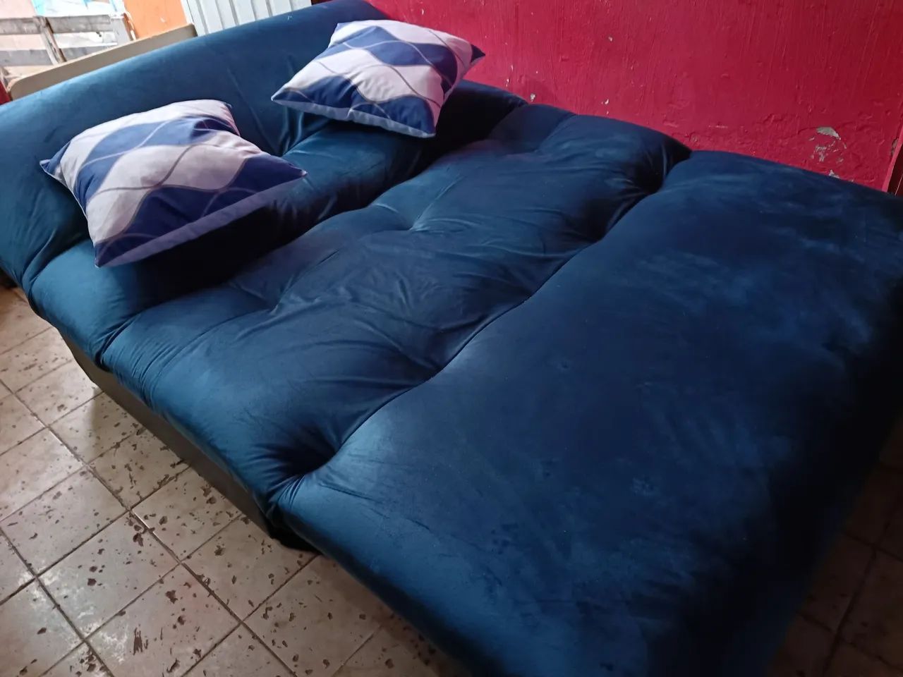 Sofá cama novo em tecido veludo azul ... Acompanha almofadas decorativas..tm 1.40