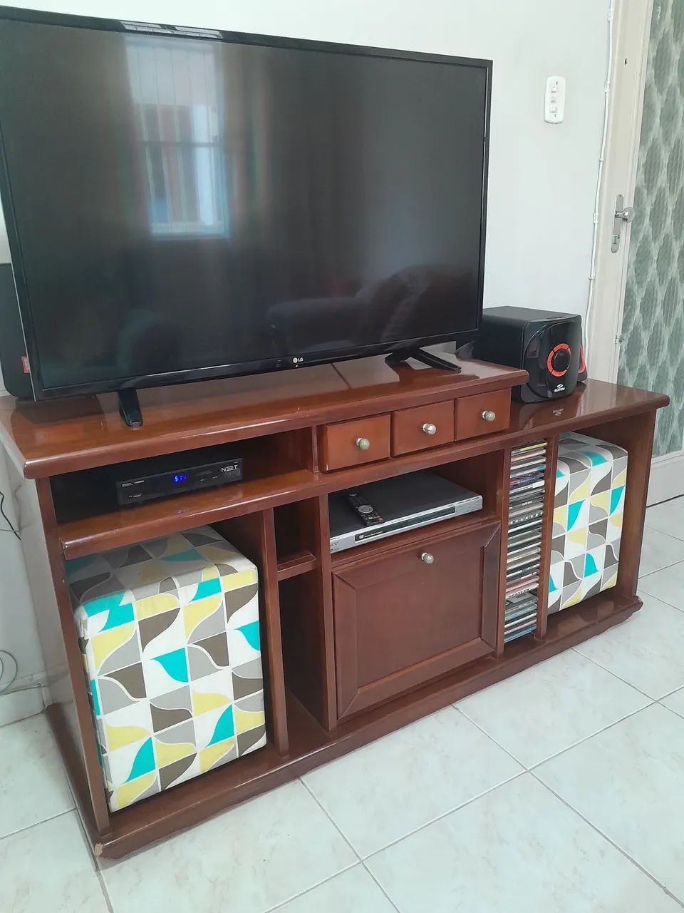 Vendo Rack em madeira em bom estado, com vários compartimentos  - Foto 3