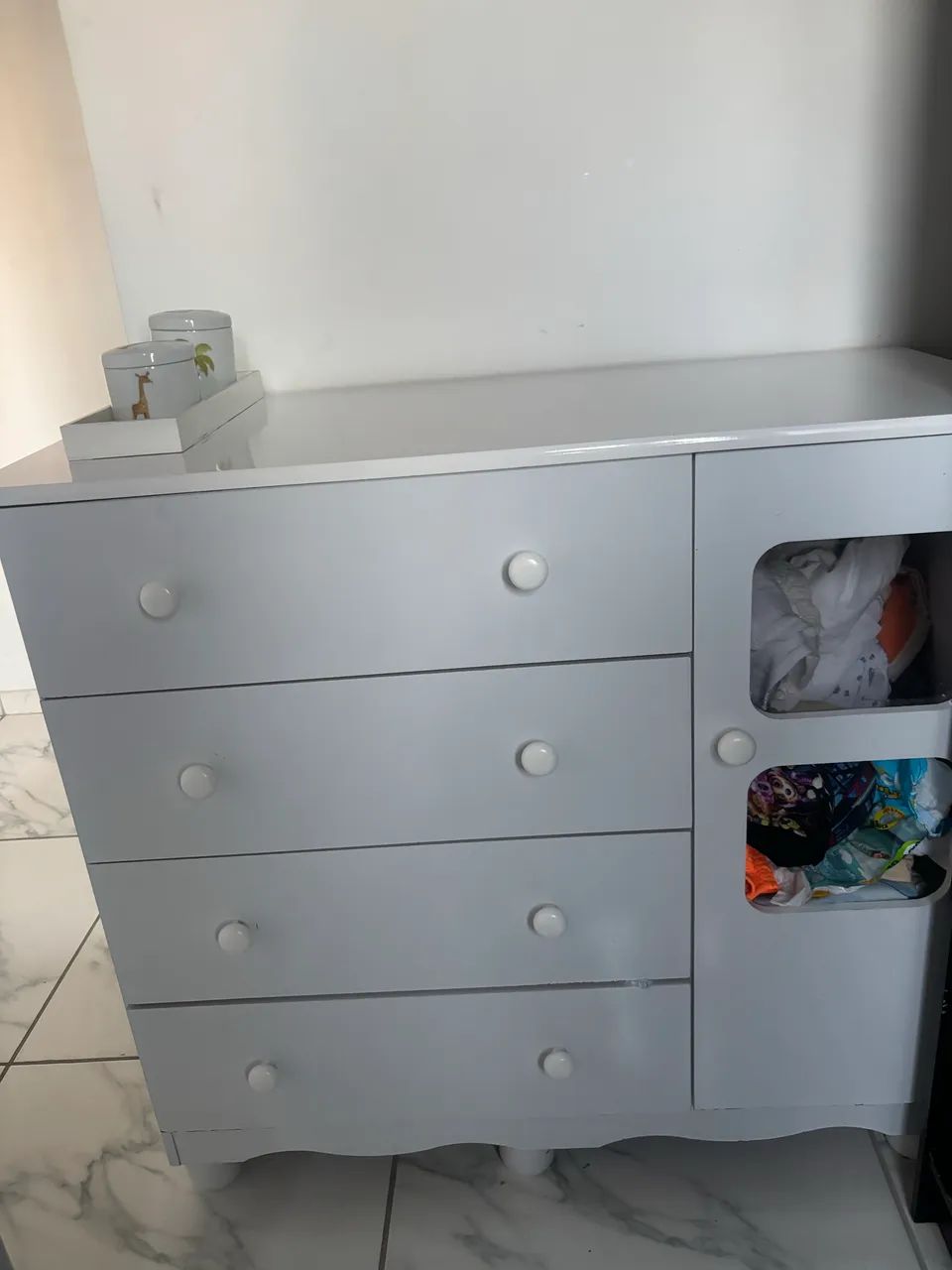 Cama, colchão e cômoda 