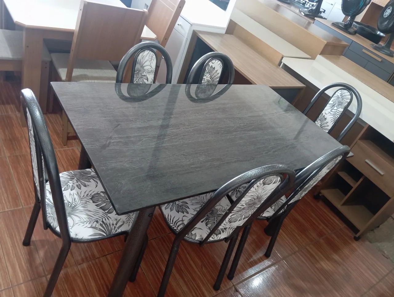 Mesa seis cadeiras nova