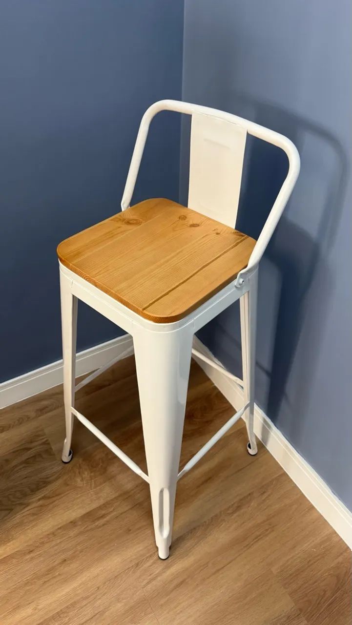 Vendo 2 banquetas aço com assento em madeira e encosto 