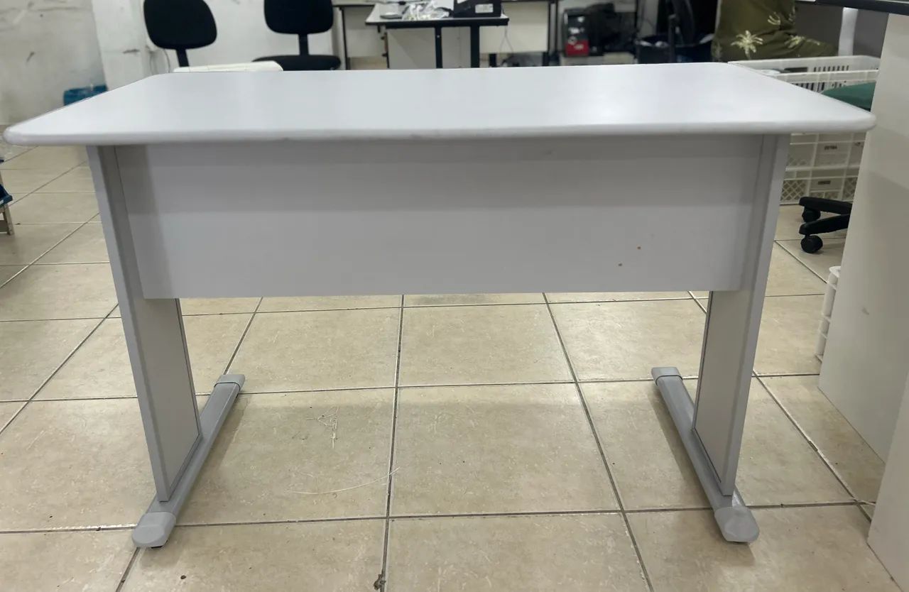 Mesa de escritório semi nova
