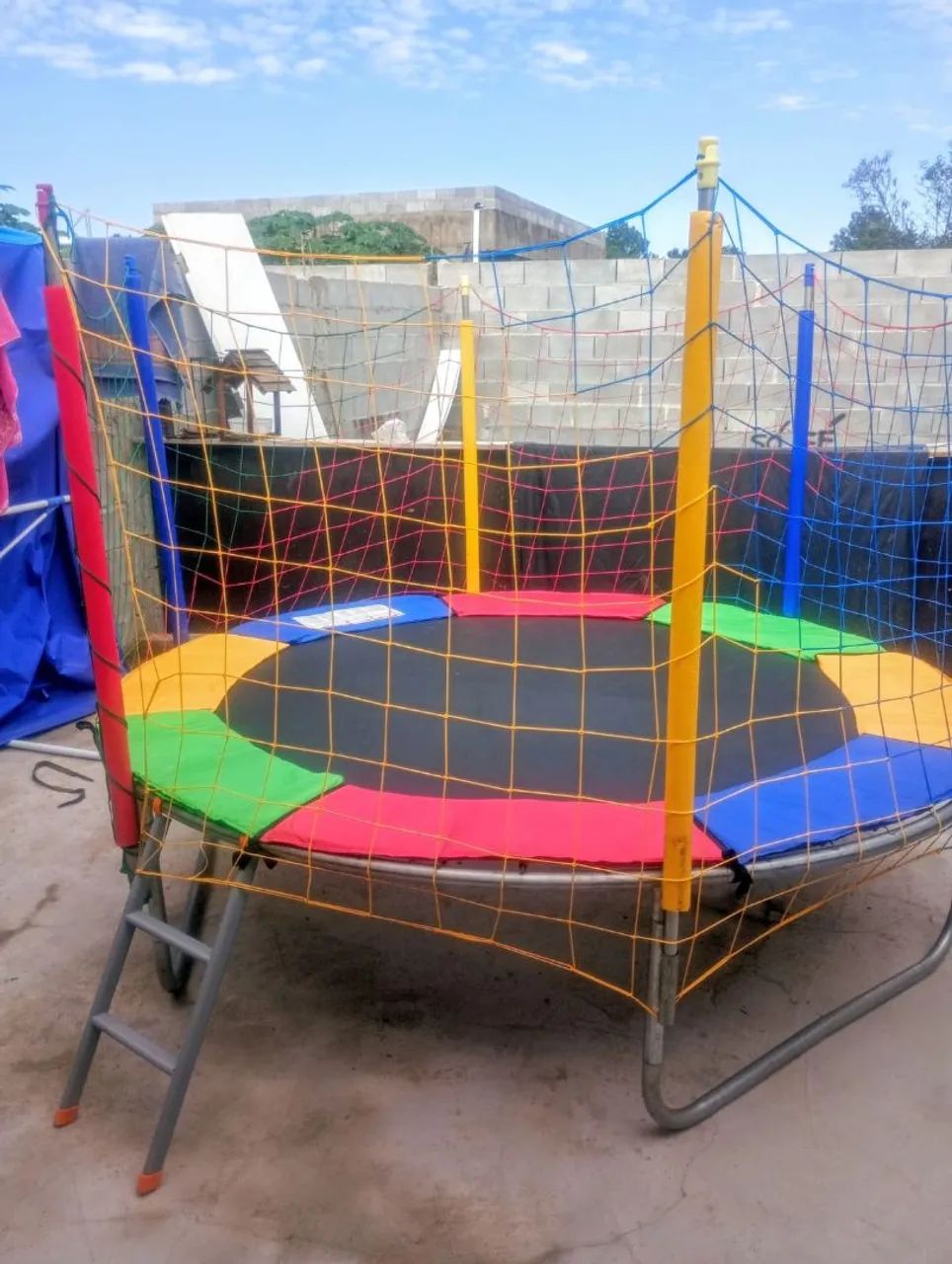 Vendo 2 camas elástica com rede de proteção e escada e uma piscina de bolinhas  - Foto 3