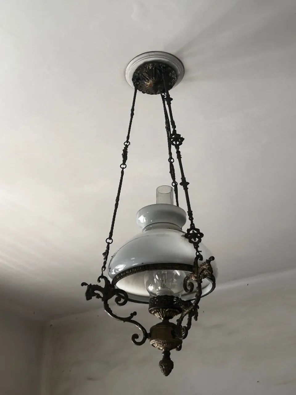 Lustre estilo lampião com ferro e cúpula de vidro opalinado