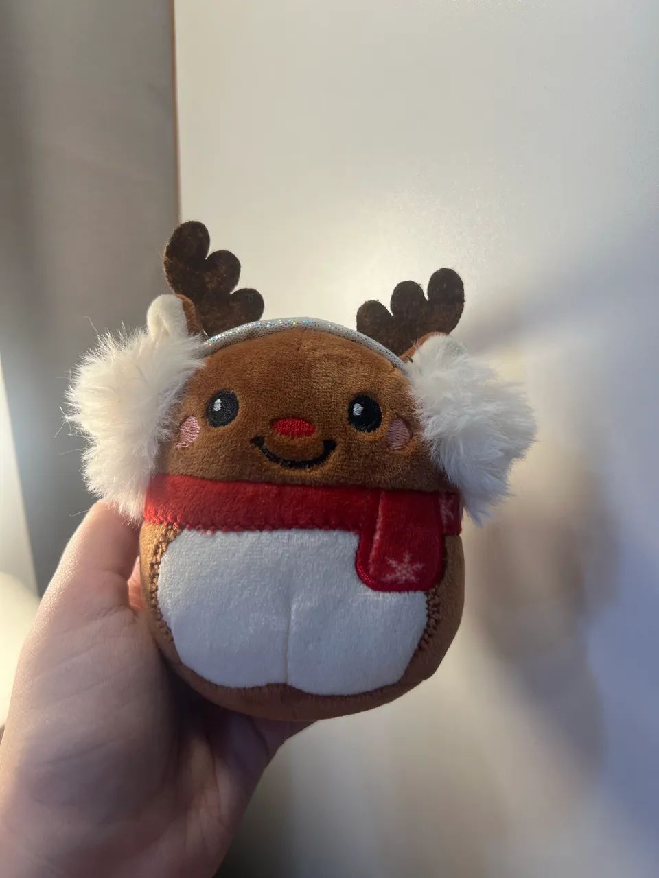 Chaveiro Rena de Natal estilo squishmallow 