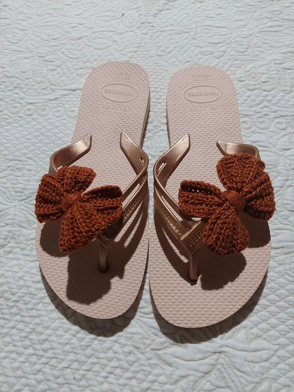 Sandália havaianas decorada em crochê 35