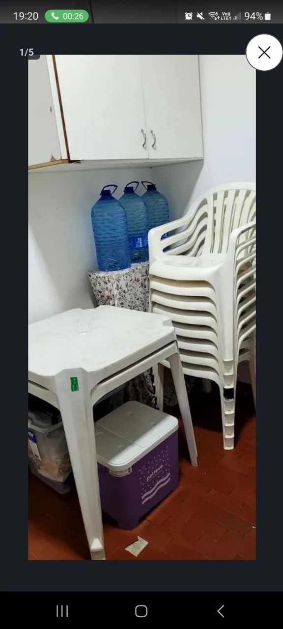 Vendo 2 mesas e 8 cadeiras de plástico 