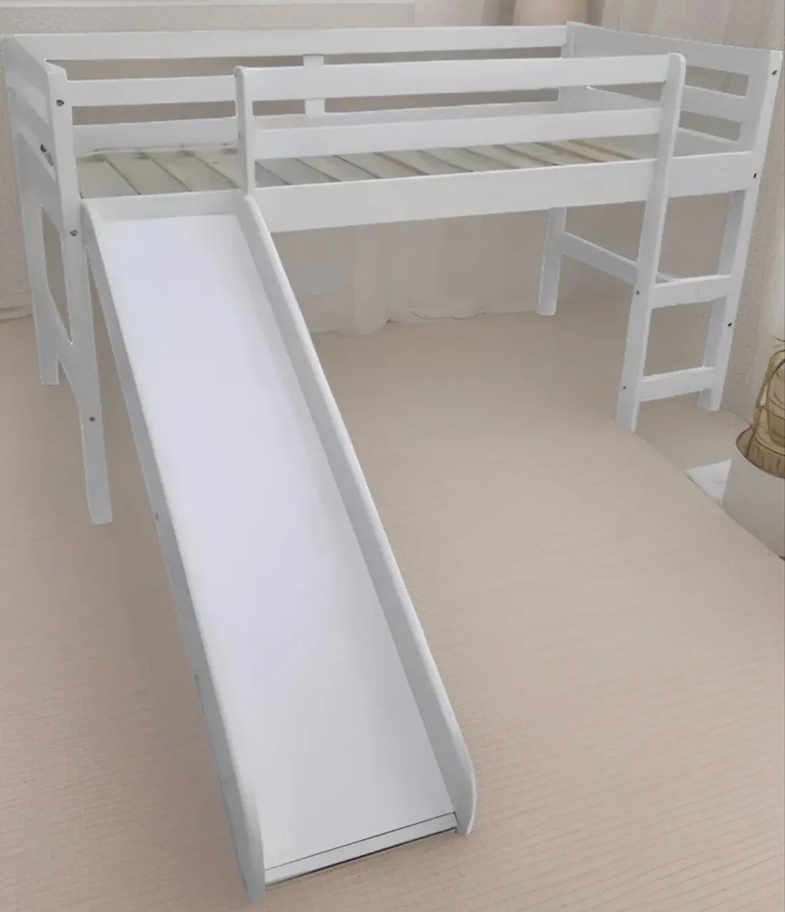 Cama com escorregador 