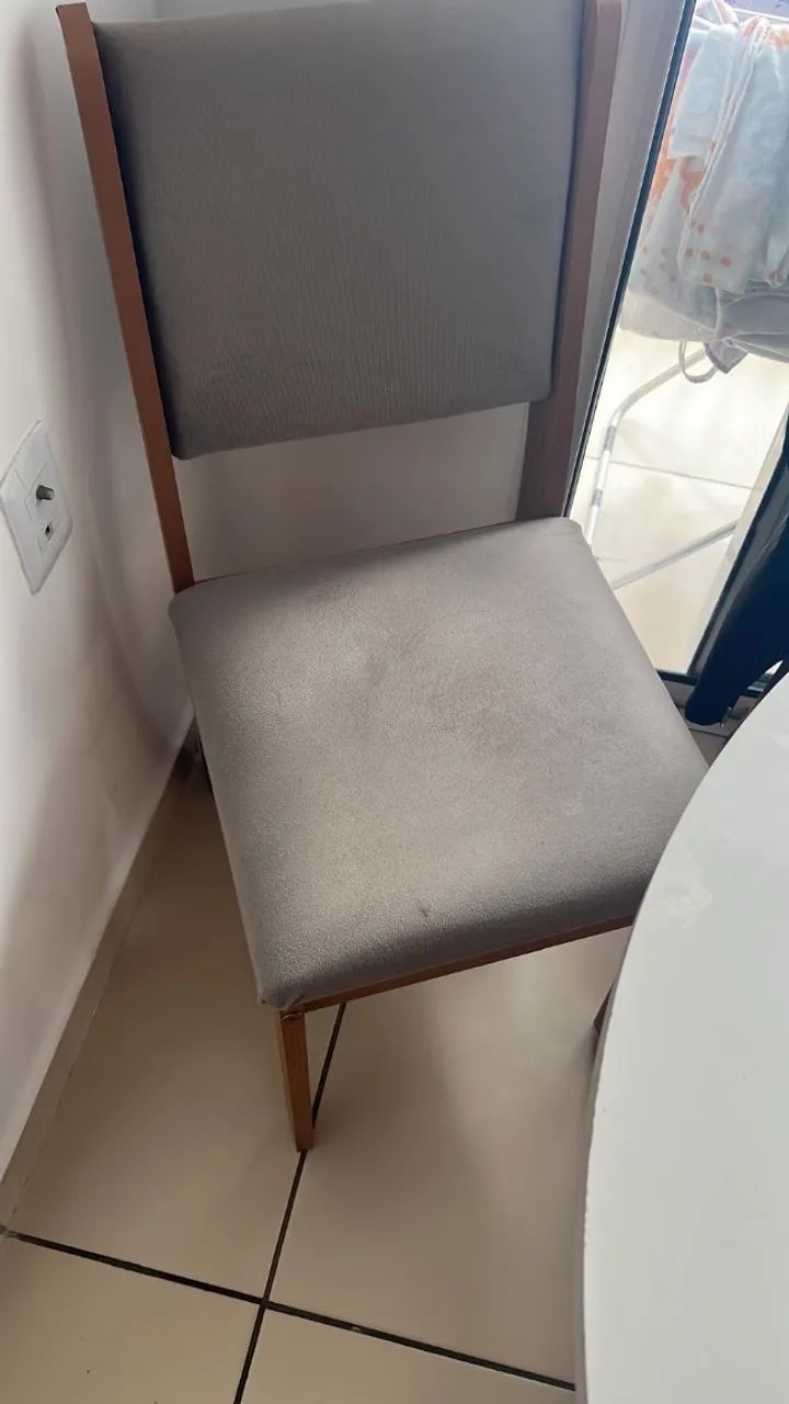 Mesa 90cm, 3 cadeiras, pouco uso - Foto 2