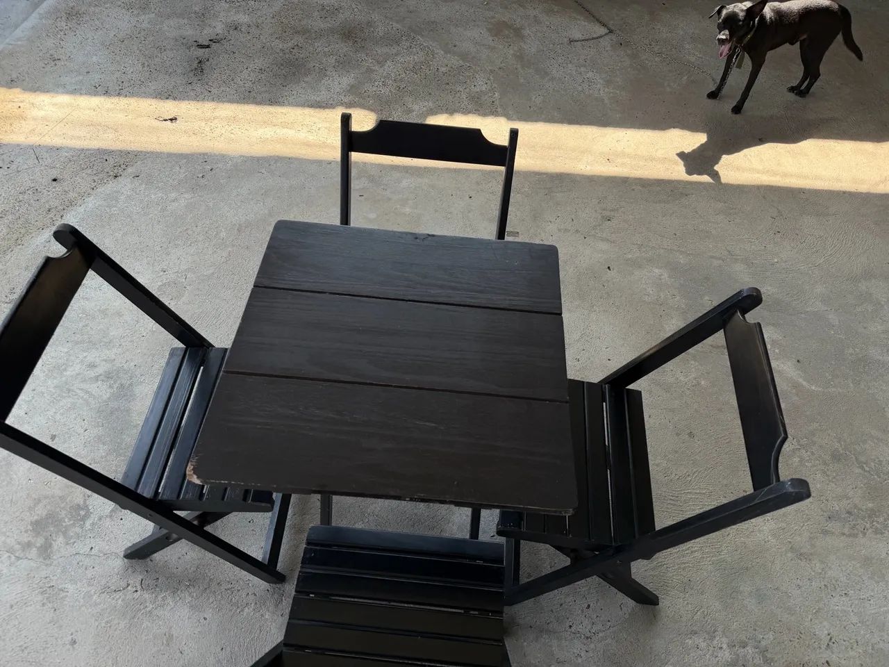 2 jogos de mesa com 4 cadeiras *