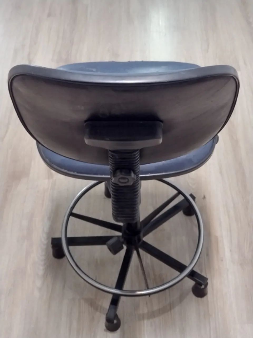 cadeira de bancada com assento e encosto com madeiras compensadas e espumas injetadas - Foto 6