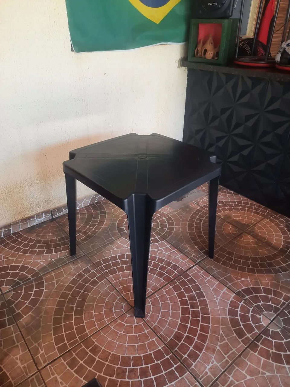 Mesas e cadeiras de plástico 2 Mesas e 5 cadeiras usadas só uma vez - Foto 3