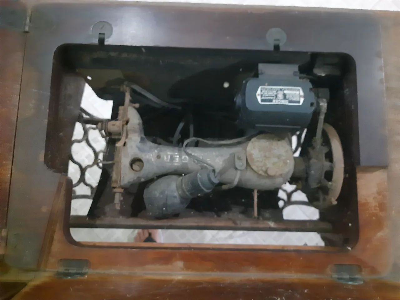 Máquina de costura antiga e funcionando - Foto 5