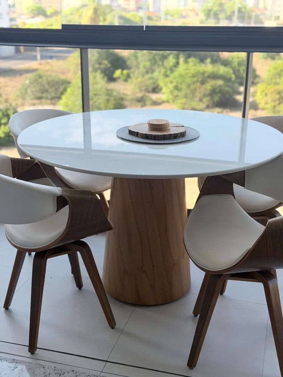 Vendo mesa de jantar redonda com 4 cadeiras | Design Sofisticado | Impecável - Foto 2