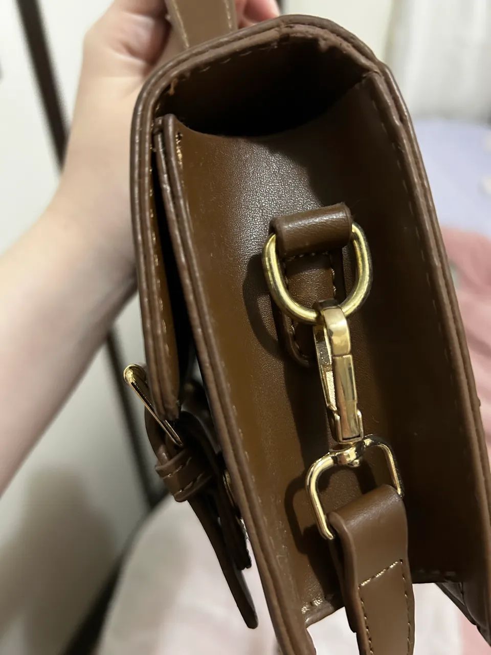 Bolsa Pequena Transversal Marrom - Foto 4