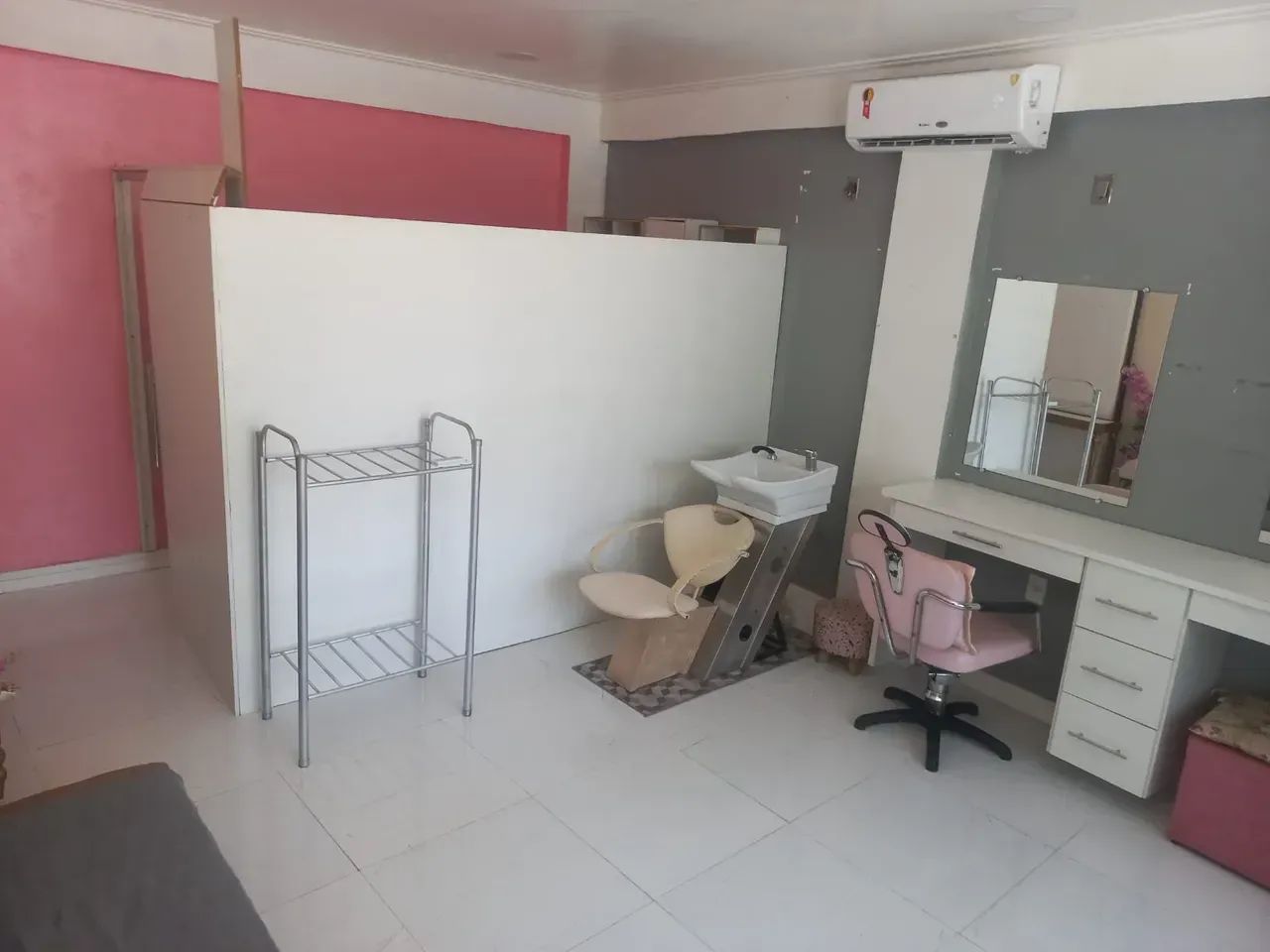 DF- Alugo ponto comercial semi mobiliado na Marambaia