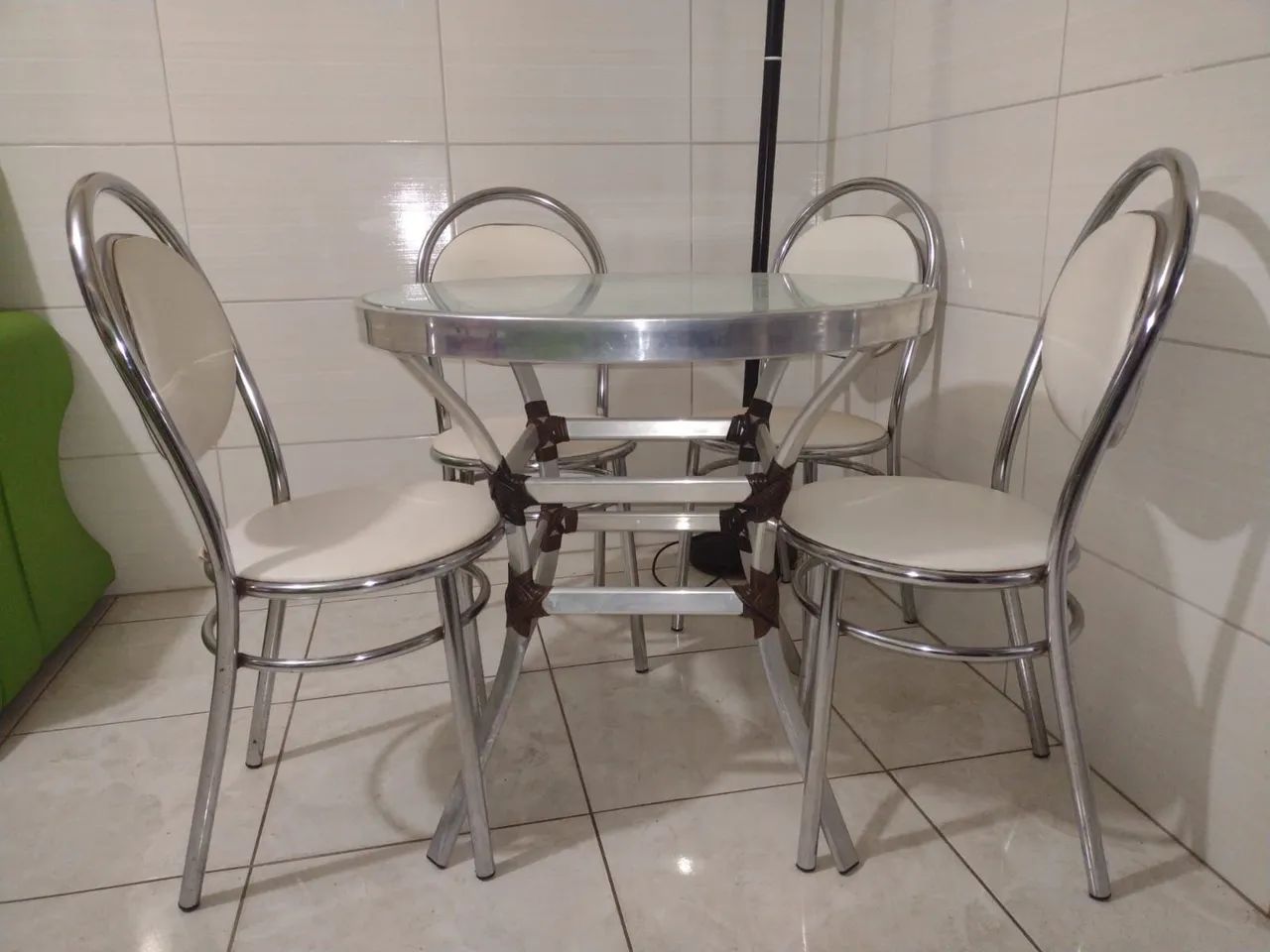 Mesa com 4 cadeiras - Foto 4