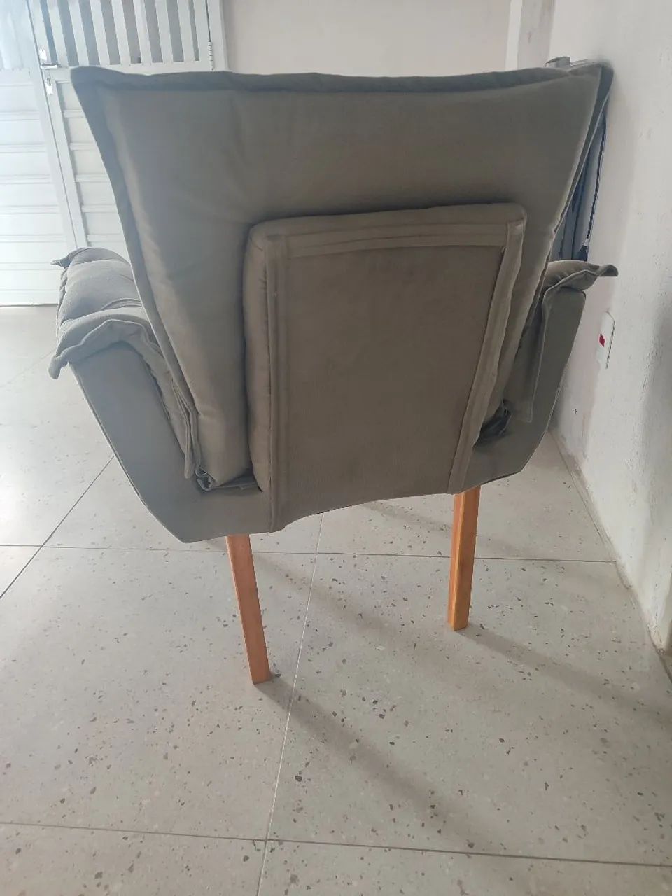  vende se 2 poltronas semi novas, apesar de ser usada estão sem marca de uso. - Foto 5