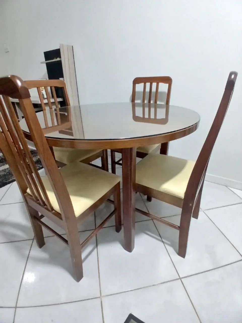 Mesa de jantar redonda com 4 cadeiras - Foto 3