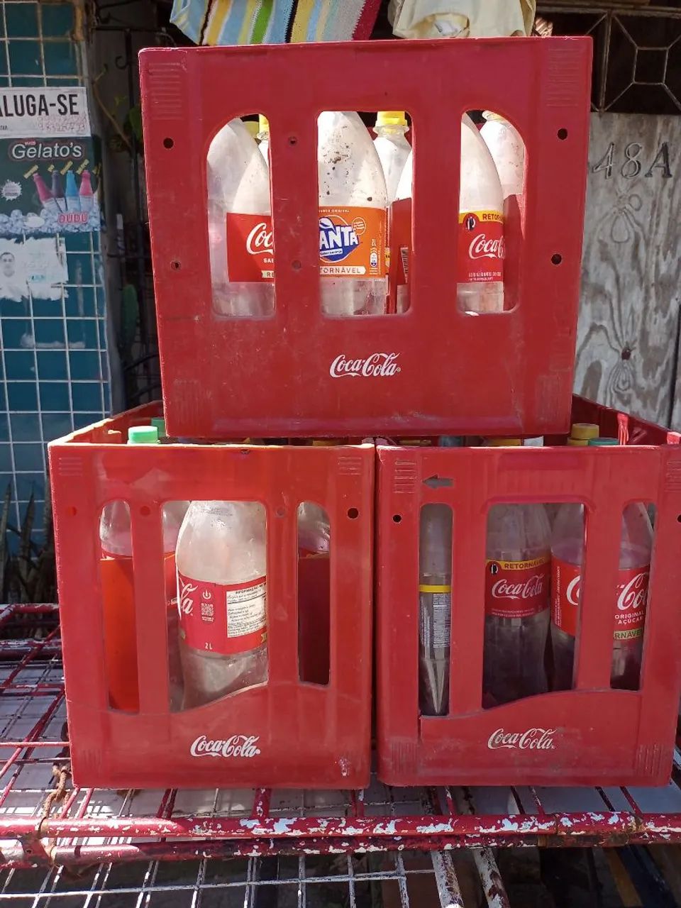 Três grades de coca cola retornável de 2lit