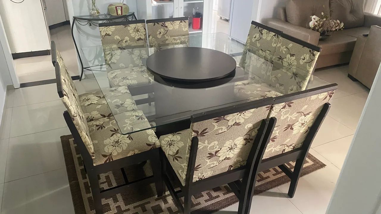 Mesa de vidro com 8 cadeiras