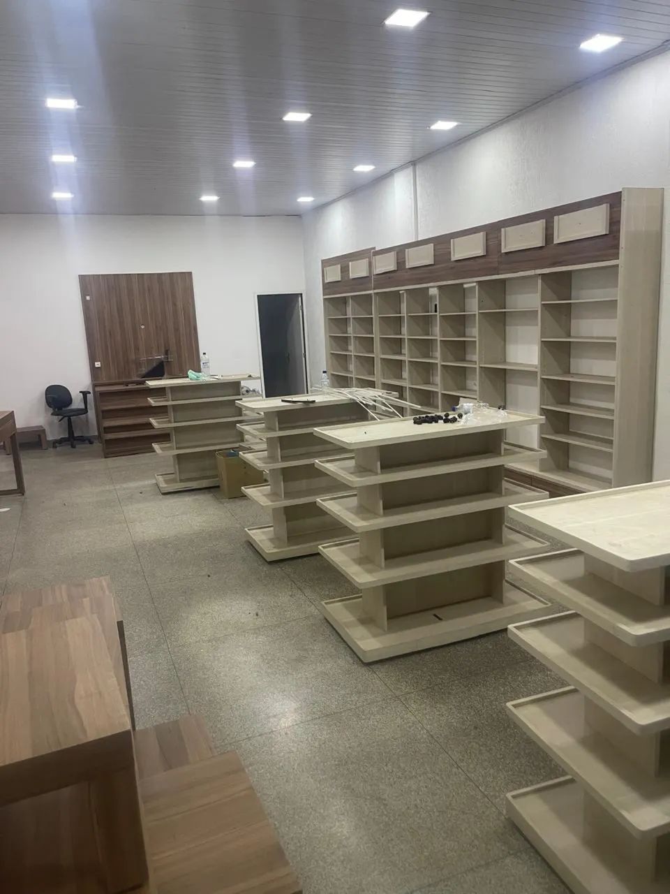 Vendo prateleiras e ilhas para loja - Foto 2