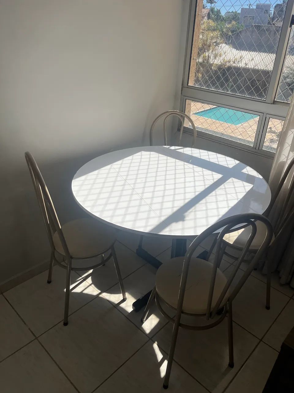 Mesa e 4 cadeiras - conjunto completo 