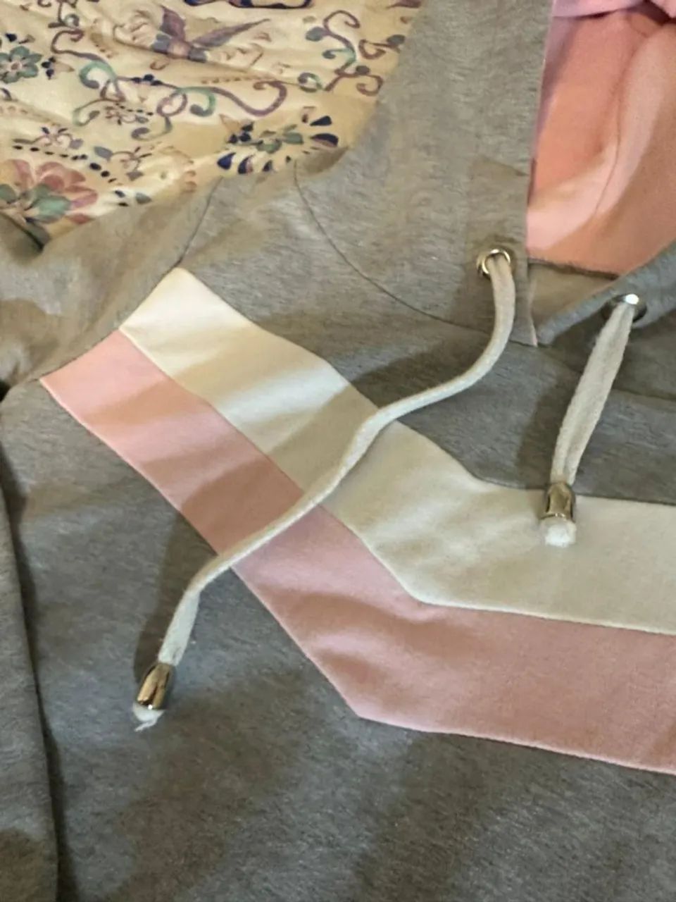 Moletom feminino cinza com capuz - Foto 4