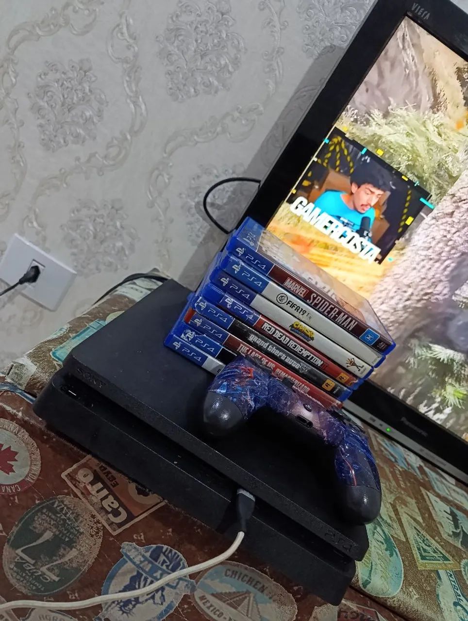 PS4 slim com jogos e controle