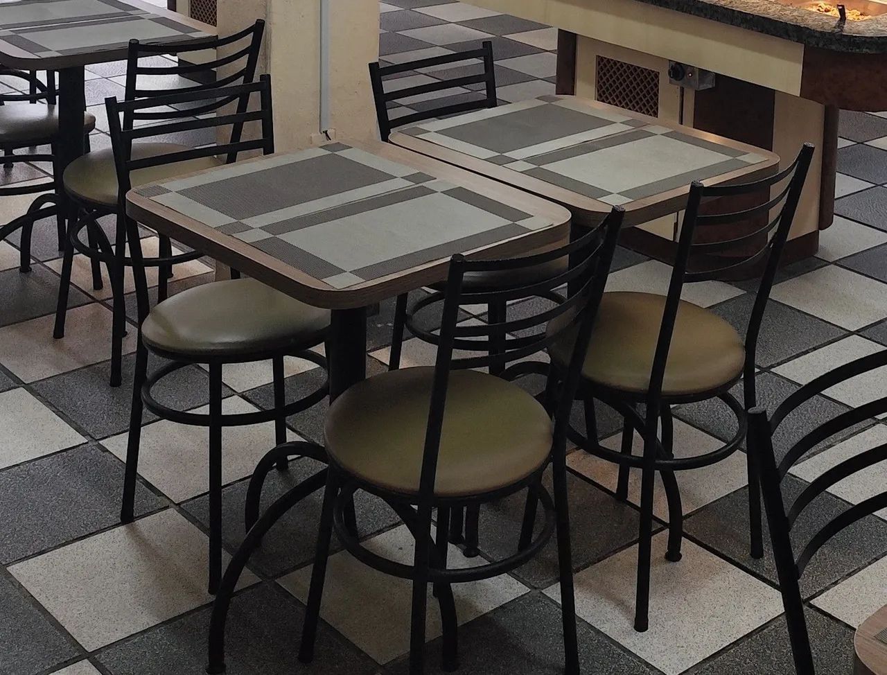 Mesa com 2 cadeira para lanchonete