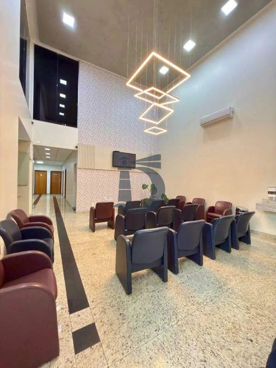 Imóvel Comercial Mobiliado e Equipado para Aluguel 12 consultórios, 05 vagas  Centro