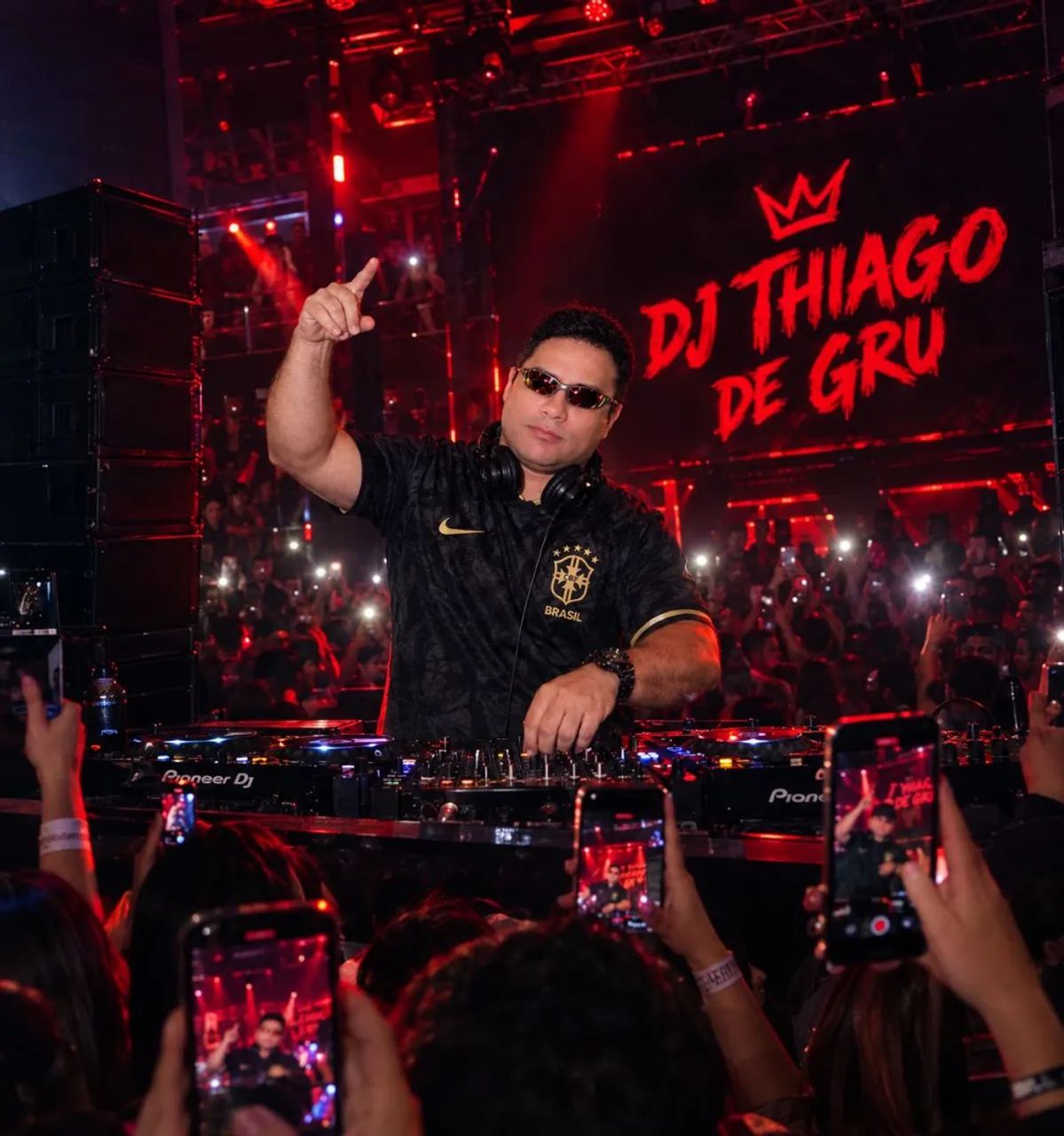 Serviço de DJ palco som iluminação 