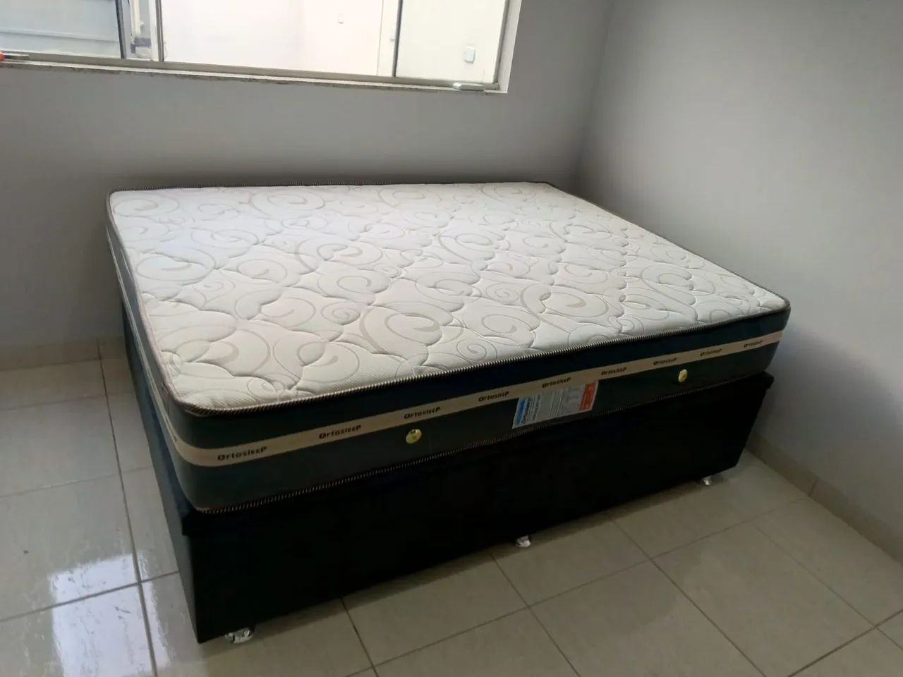 Cama com base e colchão molas ensacadas