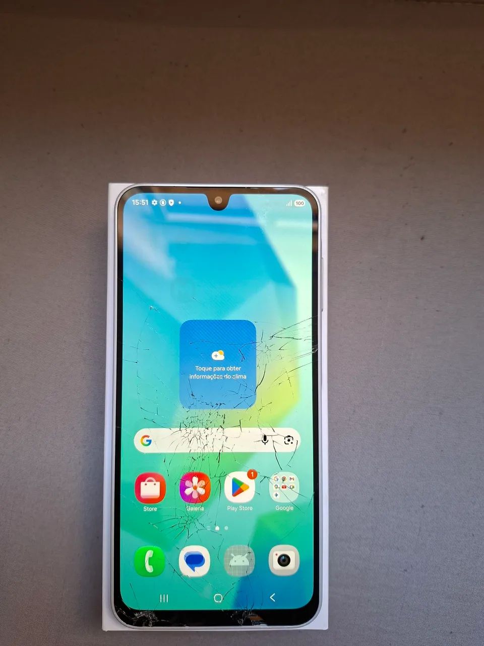 Celular Galaxy A16 com a tela quebrada.