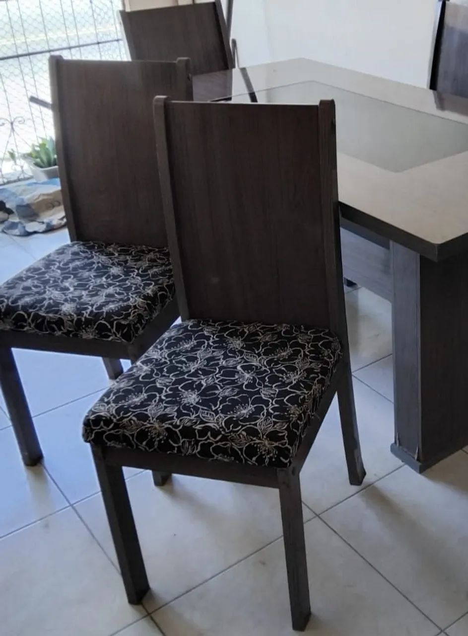 Mesa com 6 cadeiras