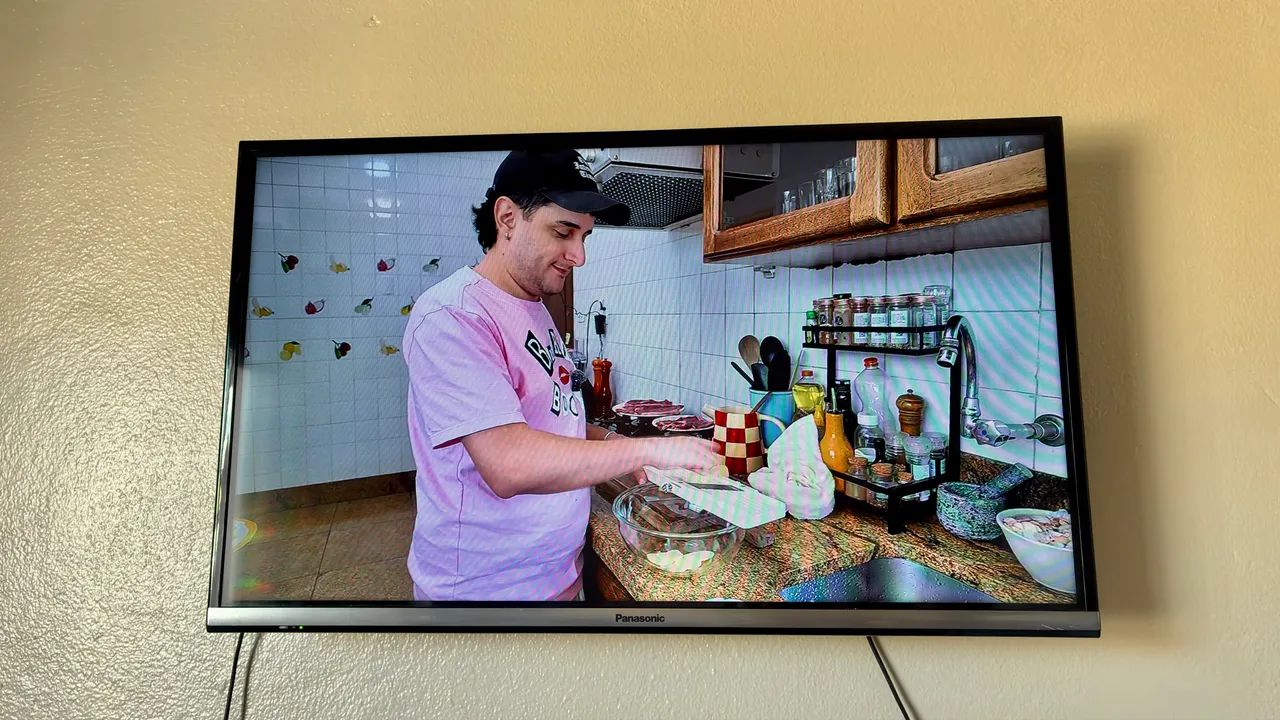 TV Panasonic + Izy Play Stick Intelbras (Android TV)