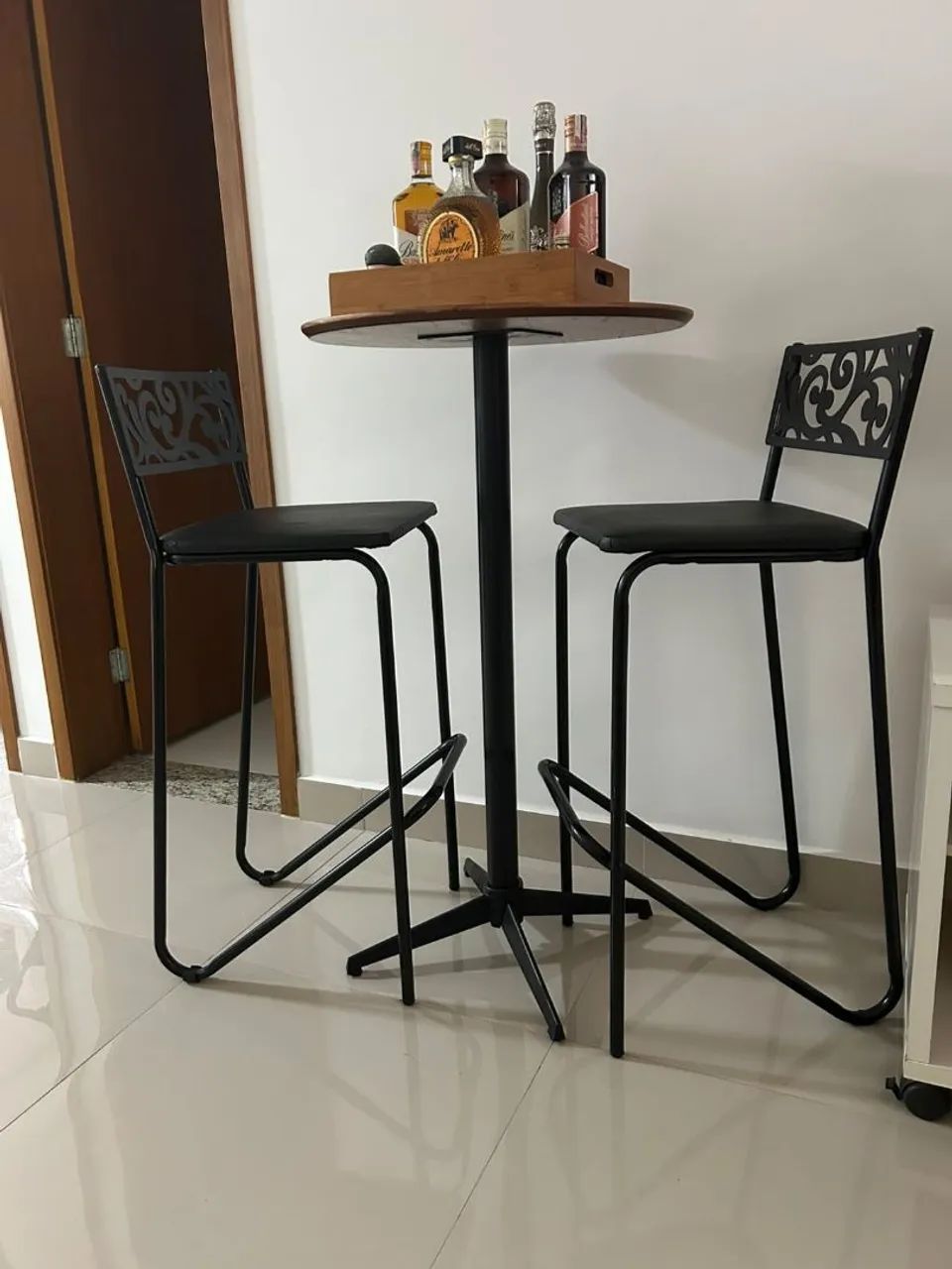 Mesa com banquetas - Foto 3