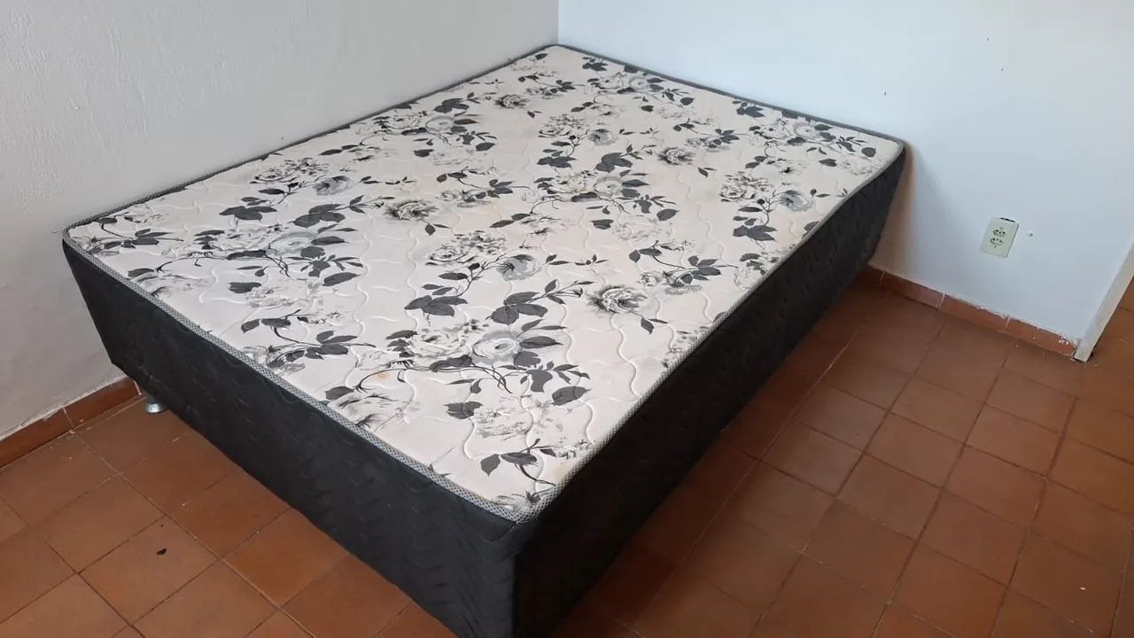 Vendo cama box de casal usada