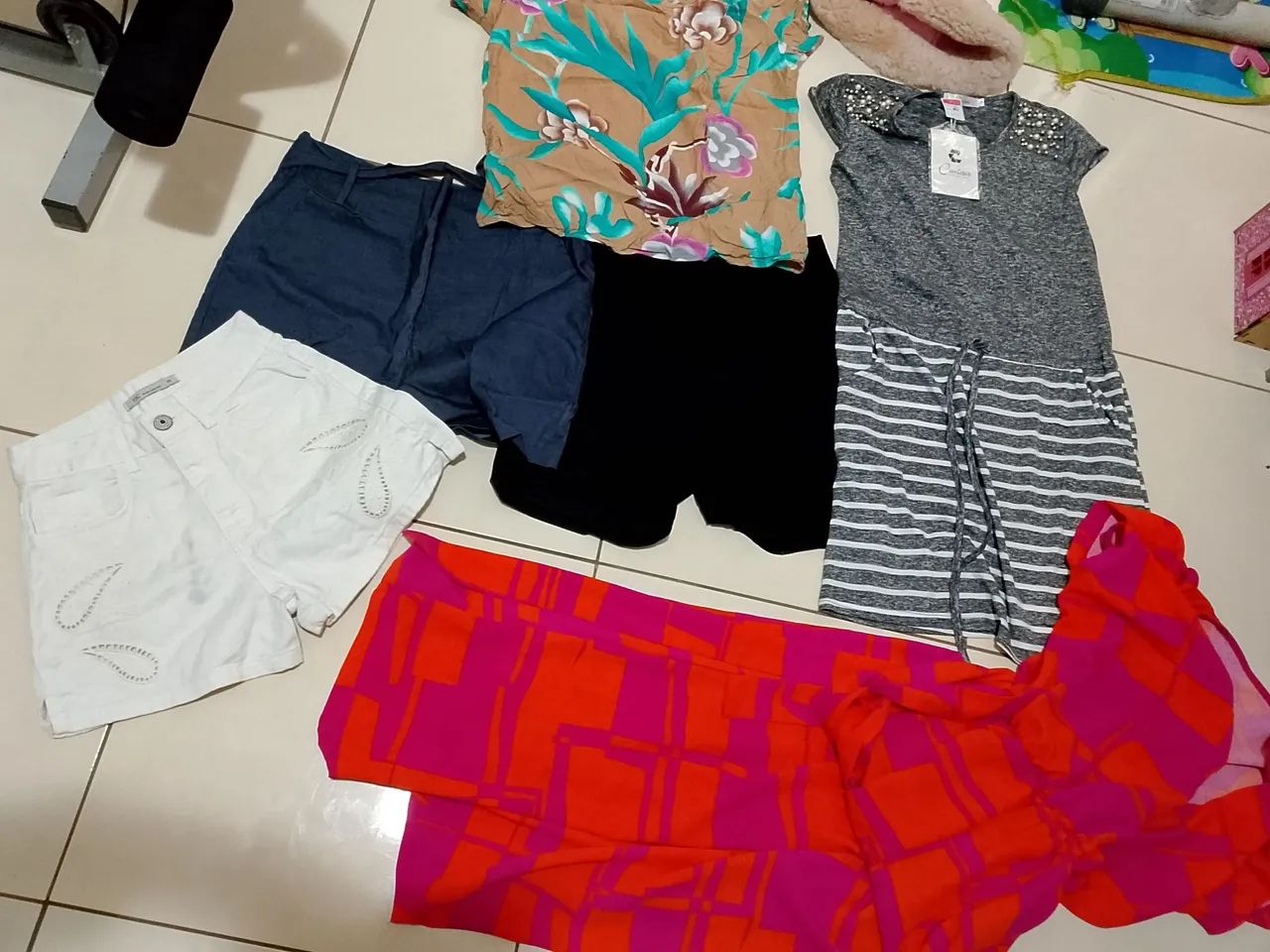 Lote de roupas femininas 