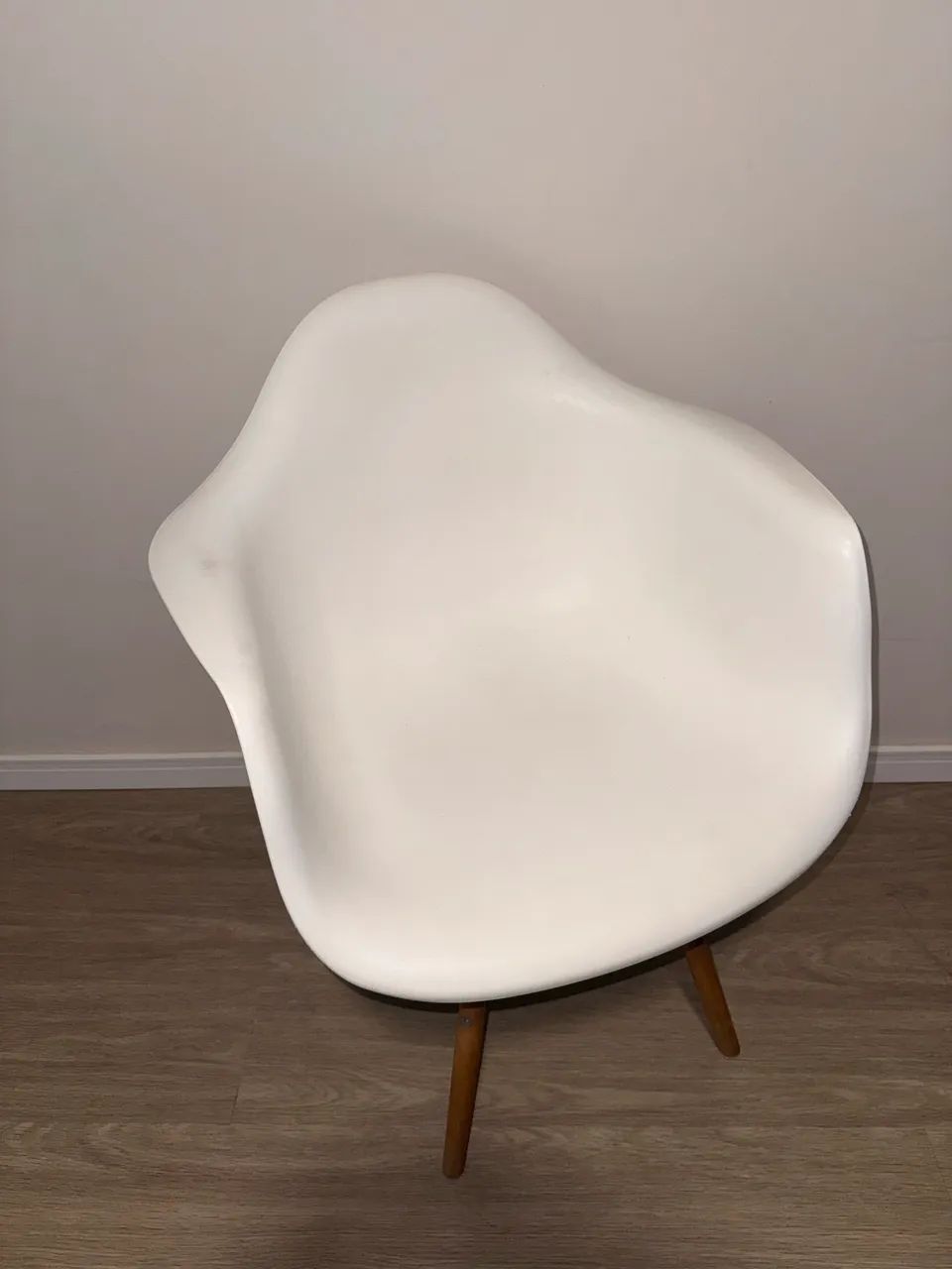 Cadeira com Braços Design Moderno - Base em Madeira - Foto 2