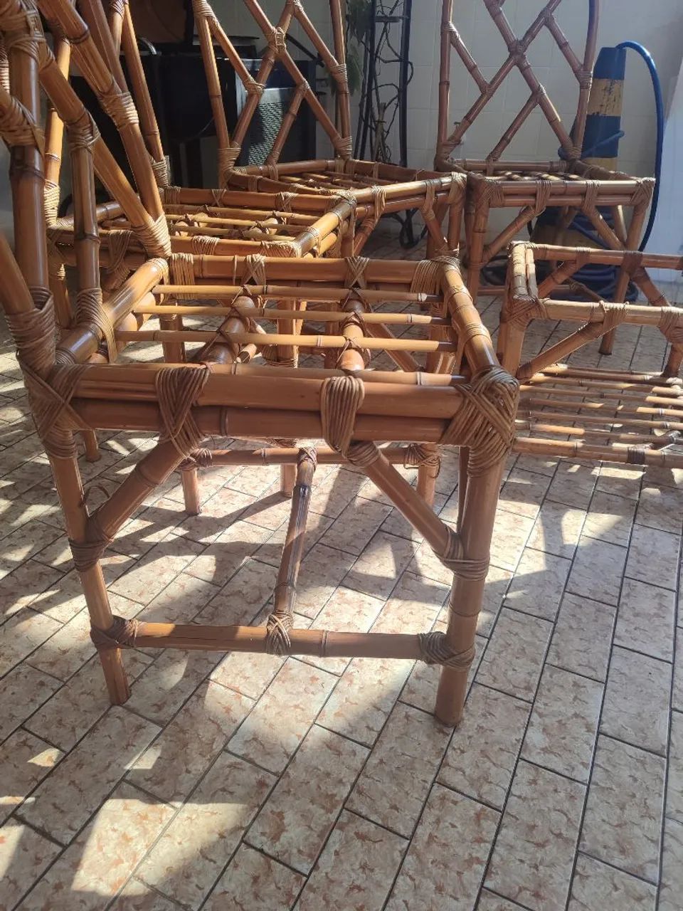 Conjunto Vintage 4 cadeiras e mesinha Bambú e Rattan  - Foto 3