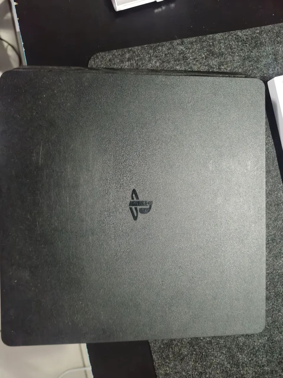 PS4 SLIM + 2 CONTROLES E BASE CARREGADORA