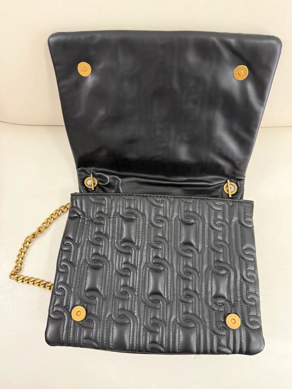 Bolsa Zara preta com corrente dourada 