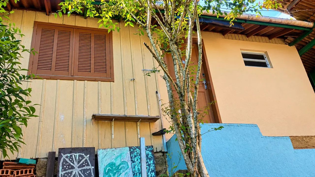 Alugo casa na costeira 