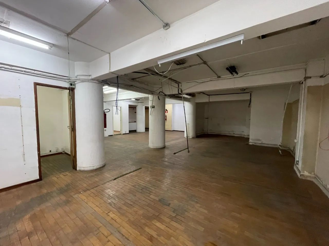 PONTO COMERCIAL / SOBRELOJA COM 280M² PARA LOCAÇÃO NO CENTRO - Foto 4